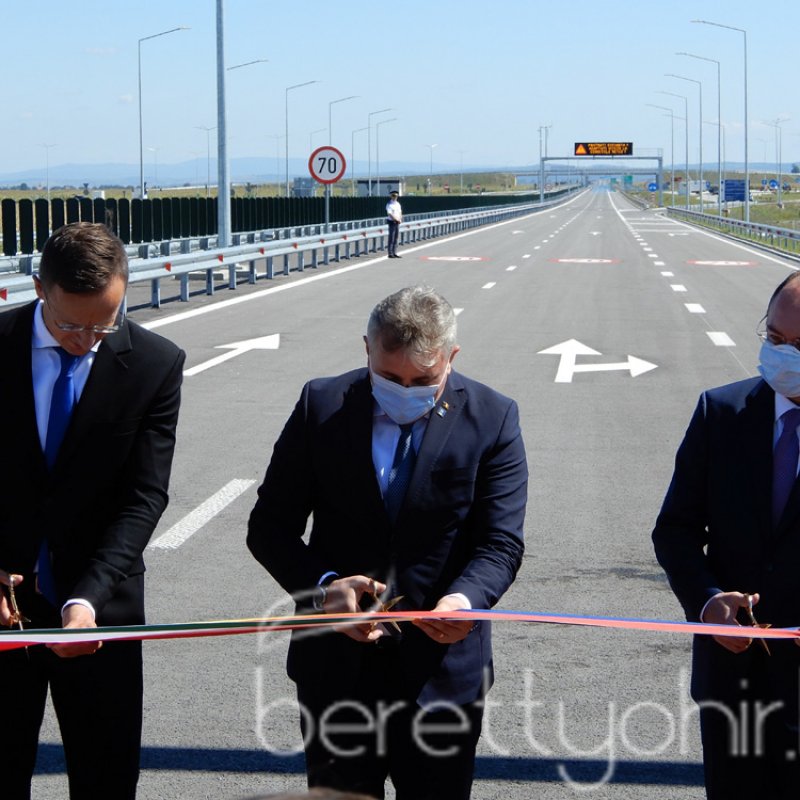 Átadták az M4-es autópálya Ártándig tartó szakaszát23